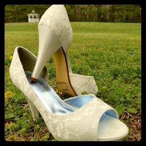 Michaelangelo size 9 White Wedding Heels 4"
